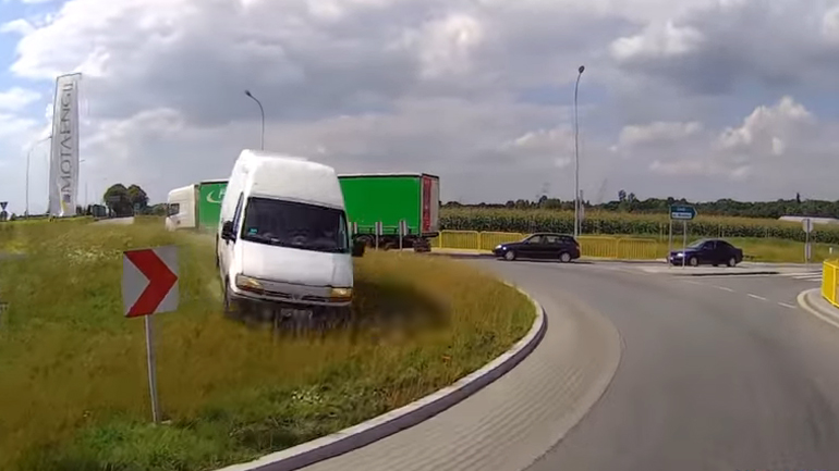 Έφυγε πάνω από τον κυκλικό κόμβο!